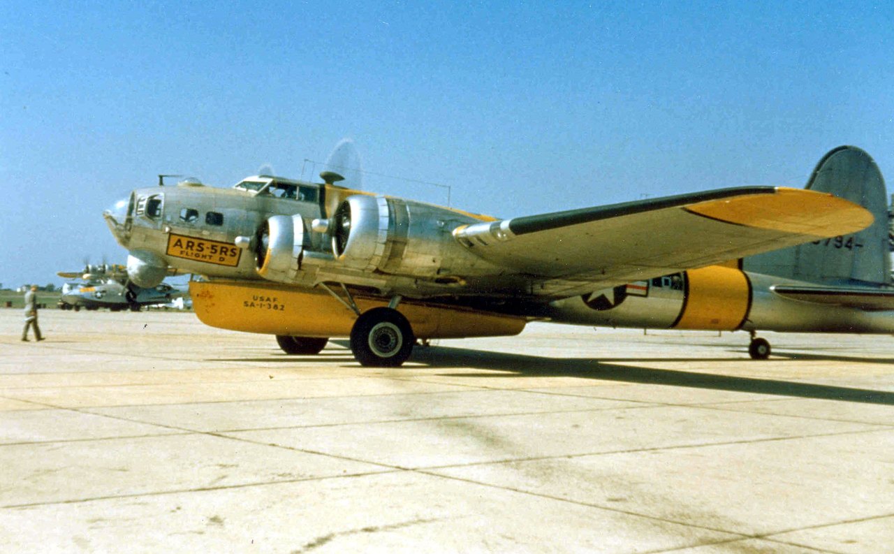 A B-17 Encounters Nine Flying Discs (1947)