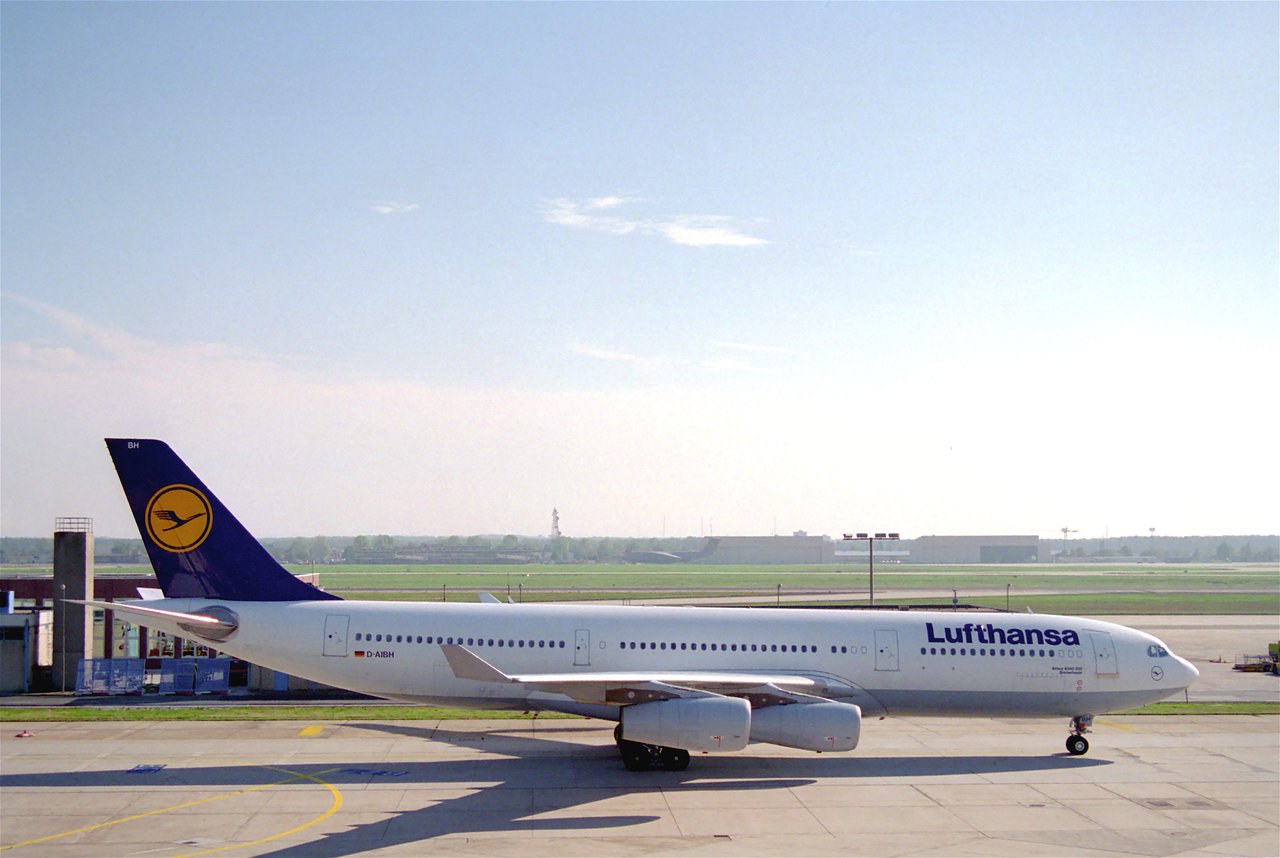 Commercial Airliners Report a UFO off Long Island (1995)