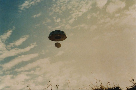 The disc seen from below with the smaller sphere hanging beneath it. Thomason said he watched the sphere rise and dock into an opening in the larger craft.