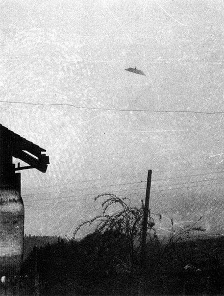 Trent photo 2 (Condon Report Plate 24), taken seconds after the first as the object tipped away. The off-center pole on top, displaced the same direction as in photo 1, was Hartmann's argument that the object tipped without rotating.