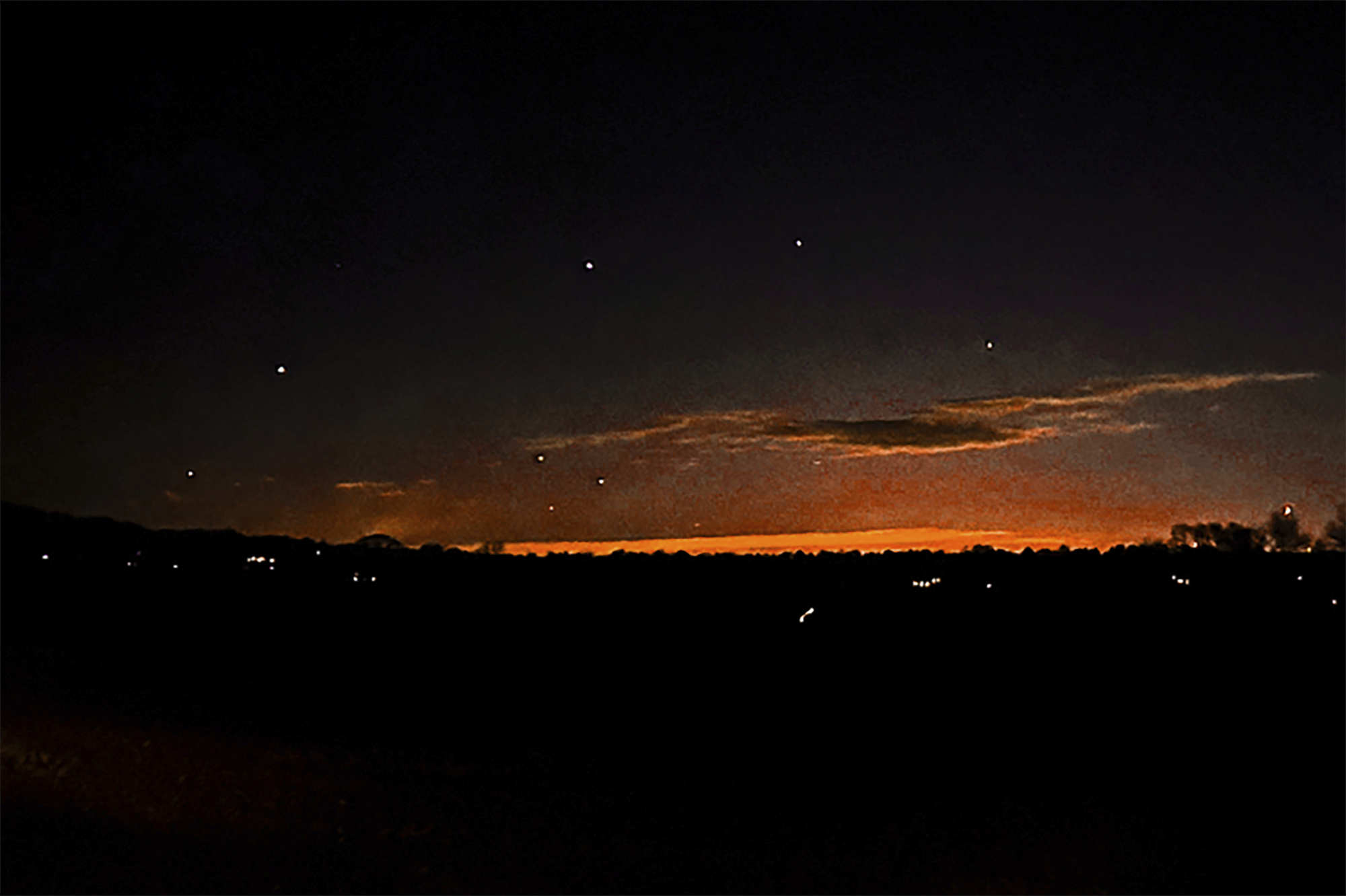 Points of light in the evening sky near Lebanon Township, New Jersey, 5 December 2024 (Trisha Bushey via AP).